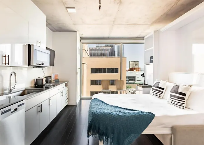 Apartment Boulevard Highrise Stu Sky Pool Parking Gym 30 *