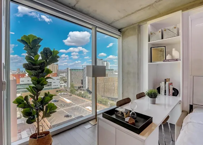 Apartment Boulevard Highrise Stu Sky Pool Parking Gym 30 *